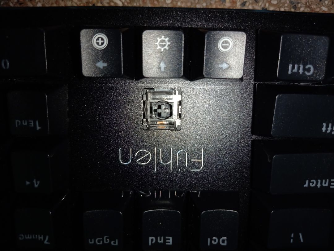 black switch không phải blue switch như trên mô tả. Tiki đóng gói cẩn thận không bị trầy xước, mình rất thích. Chất lượng thì xài một thời gian mình đánh giá sau. Không biết có bảo hành không minhd không thấy đề cập trên mô tả và quyền lợi của khách hàng