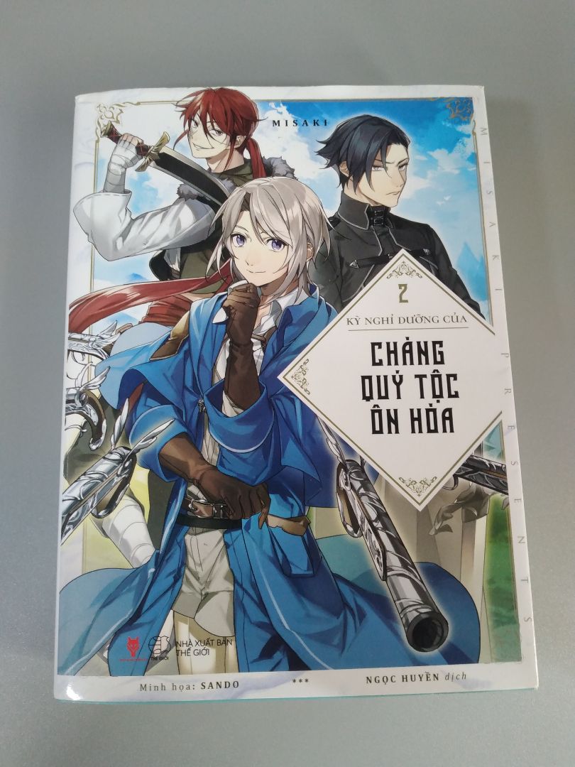 Dày hơn cuốn I, cover hay bookmark, card đều đẹp u mê. Thế giới dần dần mở rộng ra khi chàng quý tộc đến vùng đất khác, gặp những nhân vật mới, tình cảnh thú vị. Mình luôn thích cách anh chàng quy phục những người xung quanh theo cách tao nhã riêng. Riêng phần ngôn văn và vài đoạn còn rối chưa khắc phục được.