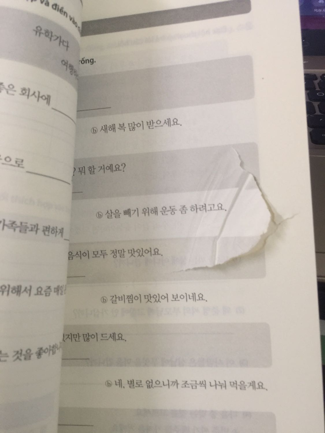 Mua được gần 1 tuần giờ mình mới lật tới mấy trang gần cuối thấy được một trang bị rách một mảng như vậy. Thời gian giao hàng và giá cả thì không phải nói, nhưng chất lượng thì không ổn lắm