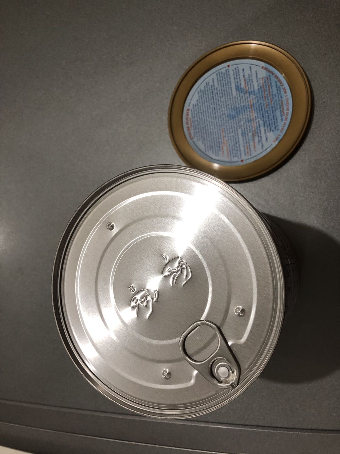 - Giao hàng: Siêu nhanh nhé. Mình đặt tối 12/12, tới sáng sớm 14/12 đã có shipper Tiki gọi giao hàng rồi.

- Đóng gói: Tốt. Mình có đặt riêng lẻ 3 hộp, có 2 hộp được chèn giấy chống sốc và 1 hộp không. Tất cả đều được giao nguyên vẹn từ hộp sữa bên trong tới hộp giấy bên ngoài.

- Giá: Ưu đãi tốt. Mình đặt vào 12/12 sale lớn, được shop lẫn Tiki hỗ trợ với giá cực yêu 554k/hộp sữa. Và được tặng kèm chai cồn rửa tay sát khuẩn nhập khẩu Úc.

- Chất lượng: Chính hãng. Mình chưa uống bao giờ nhưng mẹ mình kiểm tra vỏ ngoài dựa theo thói quen mua hàng thường xuyên, có uống thử và thấy mùi vị chuẩn sữa Ensure thơm ngon. 

- Điểm trừ: HSD hơi gần. Mình có nhắn tin hỏi shop về HSD khi đã đặt đơn và được shop báo là T2/2023. Nhưng tới khi mở ra thì date là T11/2022. Mình hơi ba chấm một chút thôi chứ không thấy vấn đề này ảnh hưởng gì quá lớn, vì vài ba hộp sữa ba mẹ mình uống 1,2 tháng là hết. Mình viết đánh giá để shop chú ý check lại với nhân viên đóng hàng trước khi báo khách.

=> Tổng quan lại: Giá rất ưu đãi, hàng chính hãng, đóng gói tốt, giao siêu nhanh, còn được tặng kèm quà nữa, nhân viên trả lời tin nhắn nhanh. Mẹ mình dặn mình nào uống hết thì sẽ tiếp tục đặt bên shop nữa á.