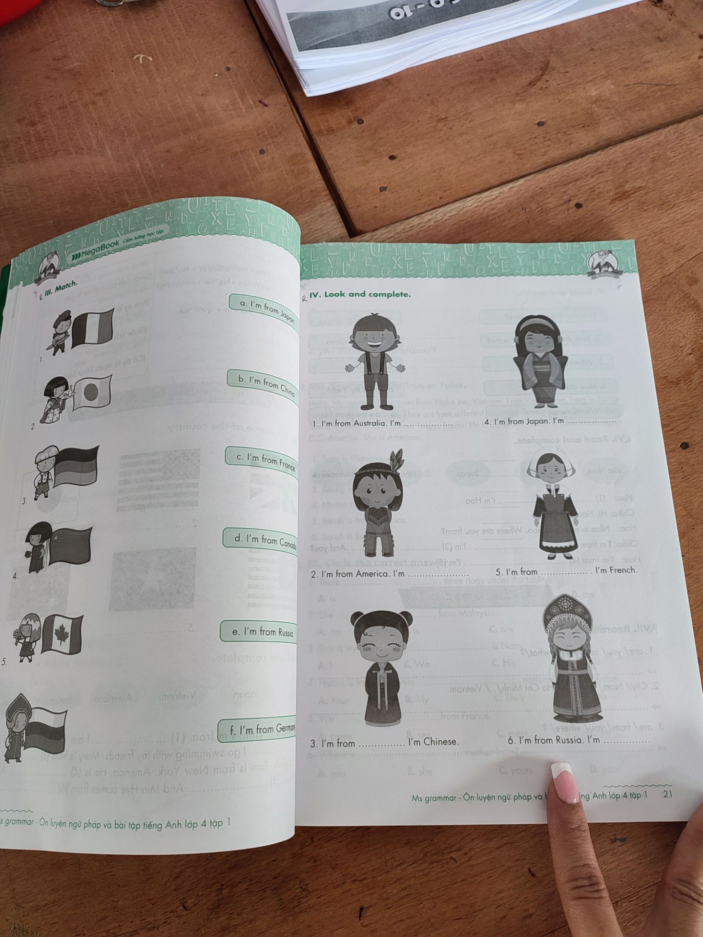 sách rất hay và đa dạng bài tập. có củng cố từ vựng và ngữ pháp. nên mua