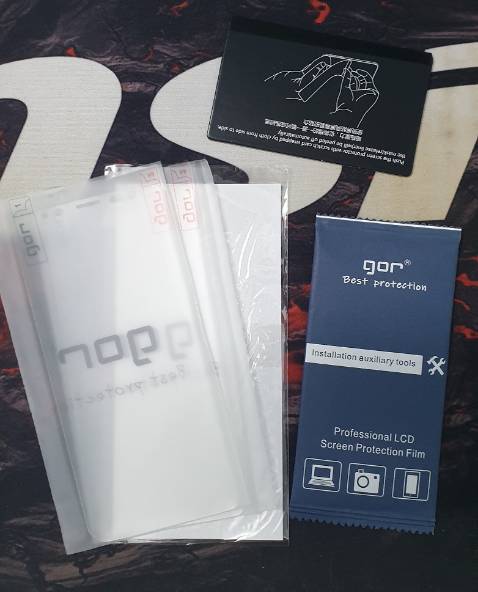 Miếng dán thì đủ bảo vệ màn hình, rất dễ bám bẩn hay xước, nhưng cái này với mình cũng 0 quan trọng. 1 bộ gồm 2 miếng dán màn trước, 1 miếng dán sau + cam. Phụ kiện đầy đủ chỉ thiếu miếng dính to = màn hình. Shop đóng gói cẩn thận quá mức. Với những hàng như này cũng 0 cần phải quấn bọc khí làm gì.