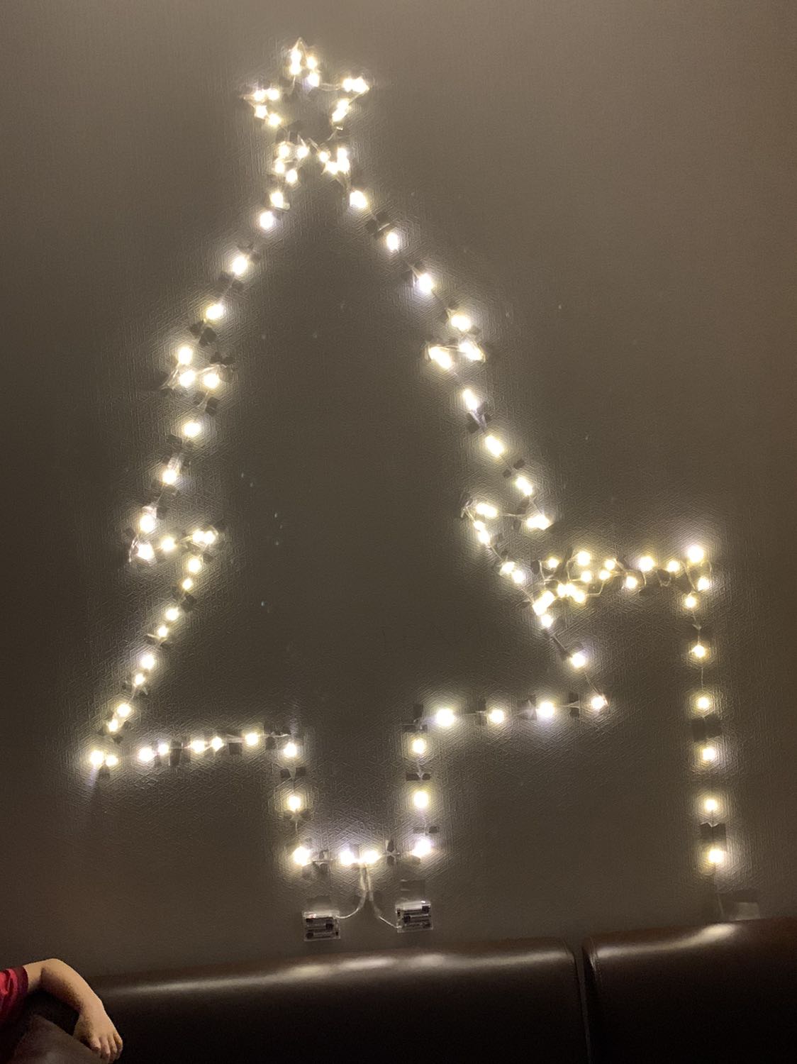 Chất lượng đèn khá tốt, hộp pin chắc chắn. Tuy nhiên mật độ bóng đèn hơi thấp nên phải đi 2 lượt mới lên được hình. 
Mong Shop có thêm các sản phẩm nhiều hình dạng mẫu mã hơn để trang trí :D