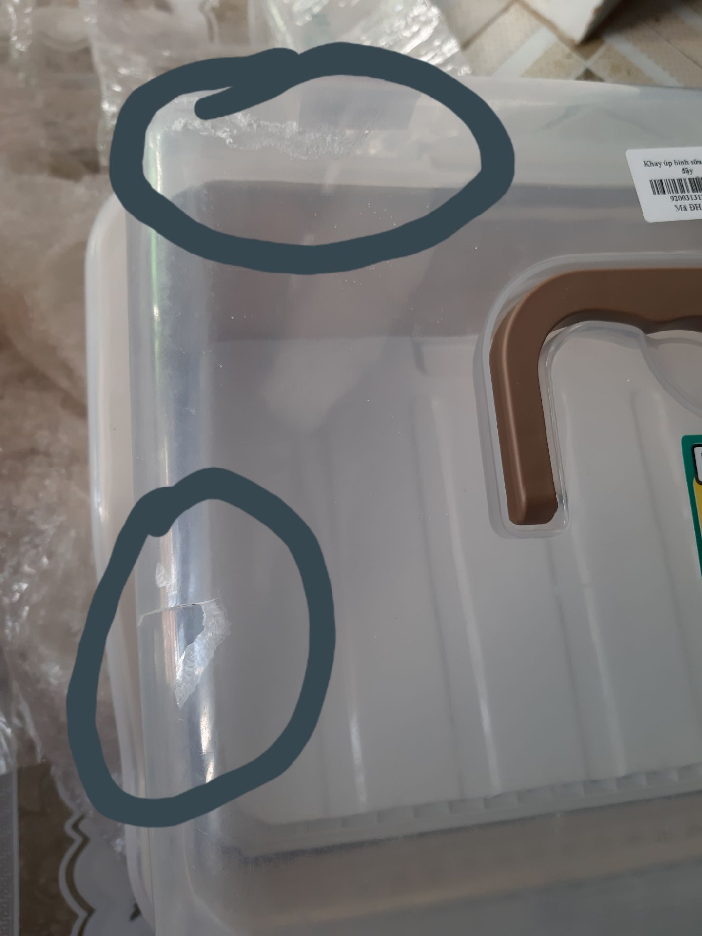 lần đầu tiên mua mà thất vọng tràn trề. sẽ k bao giờ mua hàng tiki nữa. hàng bị bể 2 chỗ thêm 1 chỗ hư nặng. vết nứt có thể chấp nhận do vận chuyển. nhưng vết trầy kia chắc chắn do hàng bị trc khi đóng gói. Vì bên ngoài đóng gói k bị trầy . Vết trầy nặng vậy nếu bị do bên vận chuyển thì nó sẽ trầy cả bên ngoài giấy gói hàng. Nhà cung cấp làm ăn ẩu quá