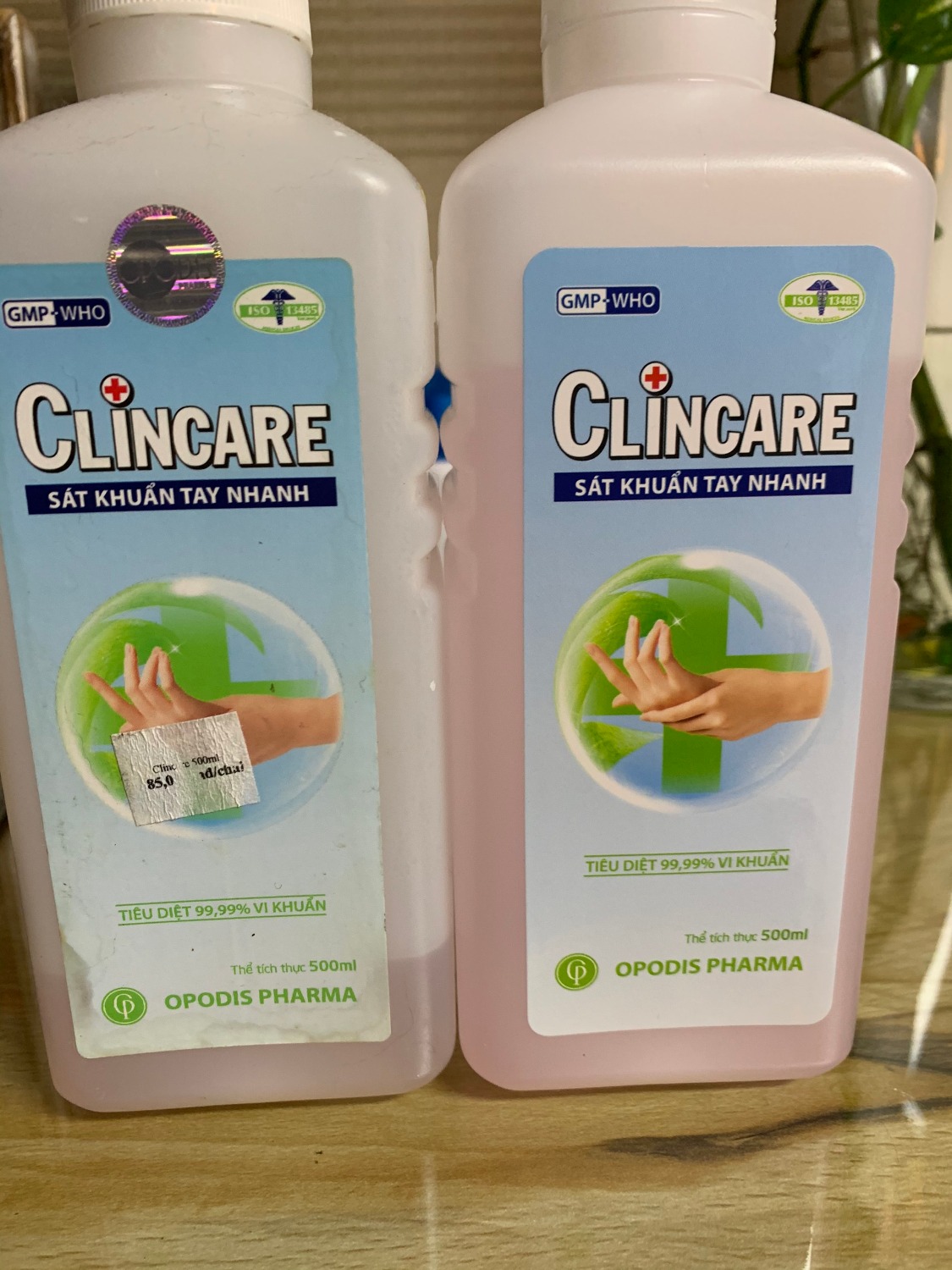 Mình đính kèm hình ảnh 2 chai Clincare: chai bên trái mình mua từ lâu ở nhà thuốc, chai bên phải mình vừa đặt ở Tiki. Chai ở Tiki ko thấy them của nhà sản xuất mặc dù các hình ảnh bao bì đều giống nhau. Làm sao để tin tưởng chai mình vừa mua là hàng thật?