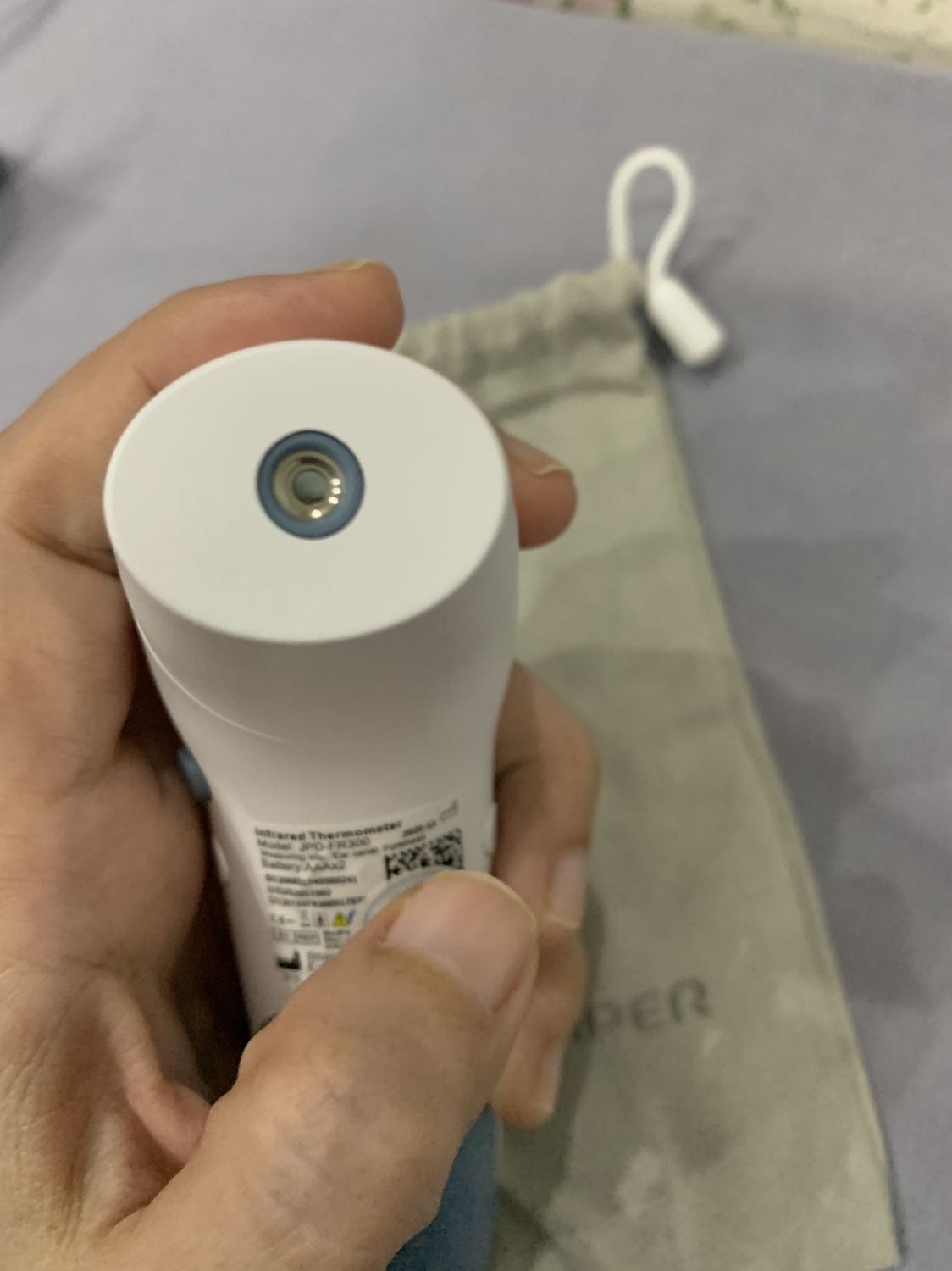 Sản phẩm chất lượng, sử dụng PIN 3A dễ mua. Có vài sản phẩm khác sử dụng Pin đồng hồ nên không thông dụng lắm. 2 chức năng cực kì quan trong mà đo trán và đo lỗ tai. Bấm một cái là hiện lên kết quả liền.