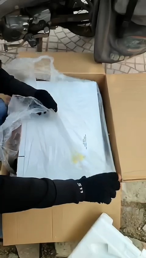 Sản phẩm giao tới bị bể lớp mút xốp , móp ngay góc cạnh máy , bạn nhân viên đưa dt cho người nhà của khách hàng nhờ quay giúp trong quá trình đồng kiểm . nhân viên giao hàng đồng kiểm nhưng cố tình lấy tay che di vị trí móp để khách hàng ko thấy được . Khách hàng nhìn qua màn hình dt luc đó đang quay phim thì ko thể nào mà nhận ra dc máy đã bị móp + với bàn tay nhân vien giao hàng cố tình che lại.() Mang vào nhà cắm điện *** thử thì nút khởi động bấm ko được . Yêu cầu tiki giải quyết sao cho thoả đáng