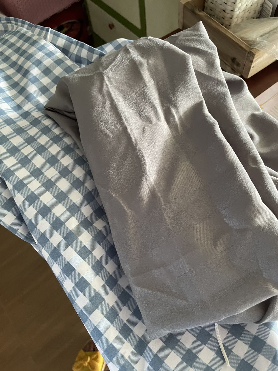 Chất ga-gối hơi bị cứng -k biết giặt xong thì có mềm hơn k?nhưng điểm trừ ở đây là shop nói tặng áo gối cùng màu nhưng thực tế k phải vậy-cho cái áo gối ôm nhìn hết muốn lấy