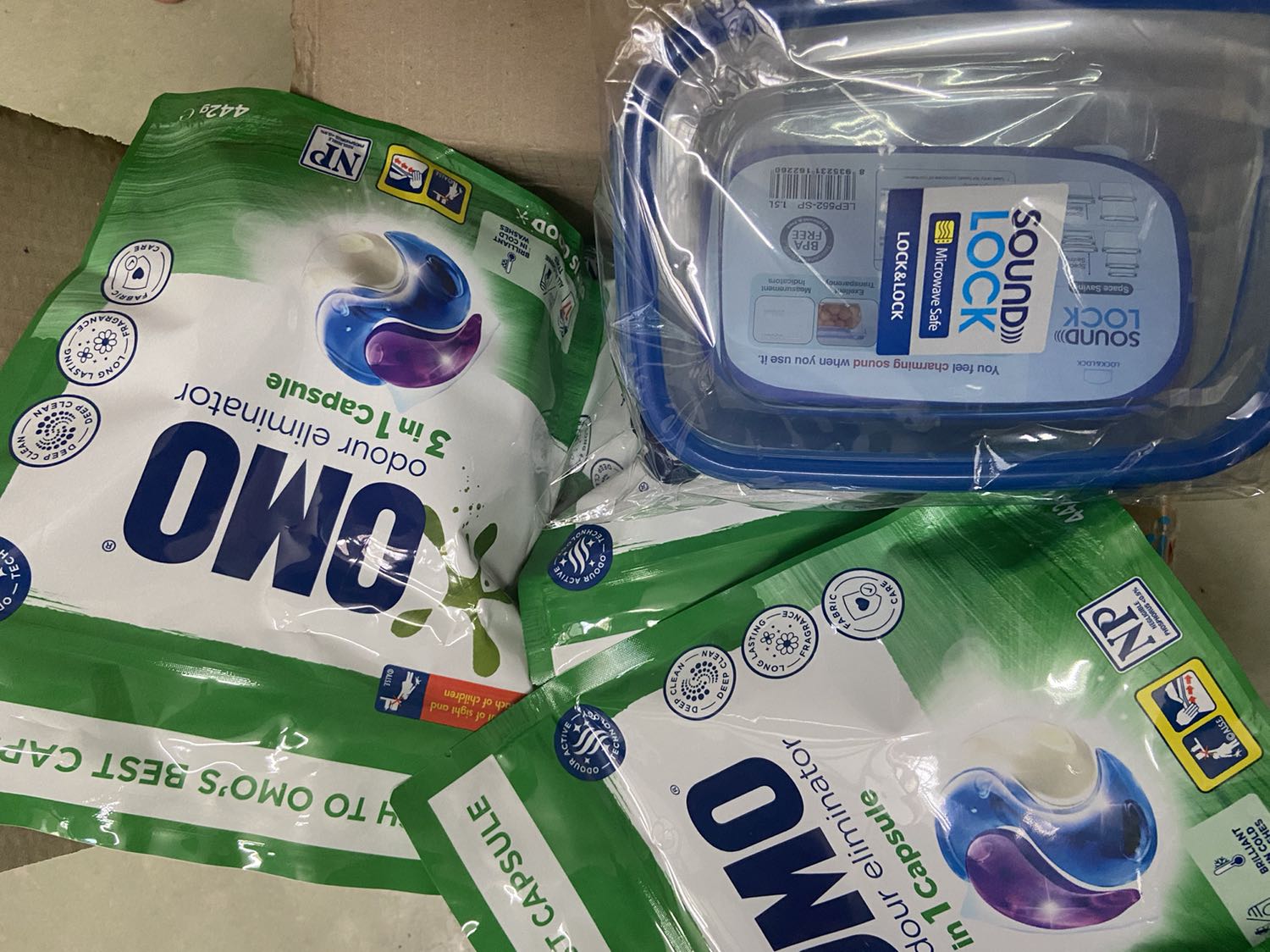 Mới mua đã dùng thử 3 ngày thấy quần áo thơm sạch, ….không bị bụi vải dính như các nước giặt khác (tôi đã dùng nhiều loại …cao cấp max tien, mua cả nước giặt ngoại xách tay… nhưng viên nước giăt omo này rất ok, hài lòng lắm luôn)
Mọi người mua dùng thử nhé! Ok lắm!
Đánh giá 5sao cho chất lượng sp, giao nhanh, nhân viên giao, đóng gói rất kỹ, quà tặng cũng đẹp …