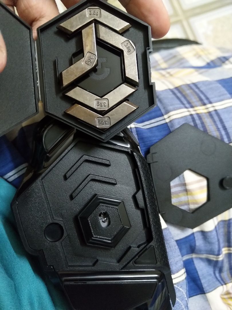 Chất lượng rất tốt so với giá. Các nút bấm không chỉ nhạy mà hành trình ấn cũng cho phản hồi rất tốt. Tiếng tách tách khá đã tai, nhưng nếu chung phòng với người khác sẽ hơi khó cày game khuya. Các nút phụ rất thuận tay bấm và dễ lập trình chức năng qua phần mềm Logitech Hub. Con lăn chuột bằng kim loại, tránh tình trạng hư, chảy, dính của lăn cao su sau thời gian 1 năm sử dụng như G102 một cách triệt để. Bình thường con lăn sẽ theo từng nấc, bấm nút mở khóa nấc thì chuột sẽ lăn như vô tận, rất tiện cho việc duyệt tin nhắn cũ, dò timeline *** hoặc các trang văn bản khổng lồ. Ngoài cuộn trang lên xuống thì con lăn giữa còn có thể nghiêng trái phải để cuộn ngang. Mặc định chuột cũng khá đầm tay. Nếu cần kiểm soát tốt hơn có thể gắn thêm tạ ở phần dưới chuột (tối đa thêm 5 tạ, mỗi tạ 3.6g). Nắp mở để đặt tạ dùng nam châm tốt để đóng nên rất dễ gắn tạ nhưng vẫn đảm bảo ko rớt trong quá trình dùng. Mắt đọc vô cùng chính xác. Mình rất hài lòng với sản phẩm. Mình nhận chuột thấy trong hộp đóng gói có kèm tuýp kem trị mụn???  không biết là do đâu vì lúc mua là Black Friday nhưng lại không thấy thông tin khuyến mãi gì liên quan đến tuýp kem đó cả.