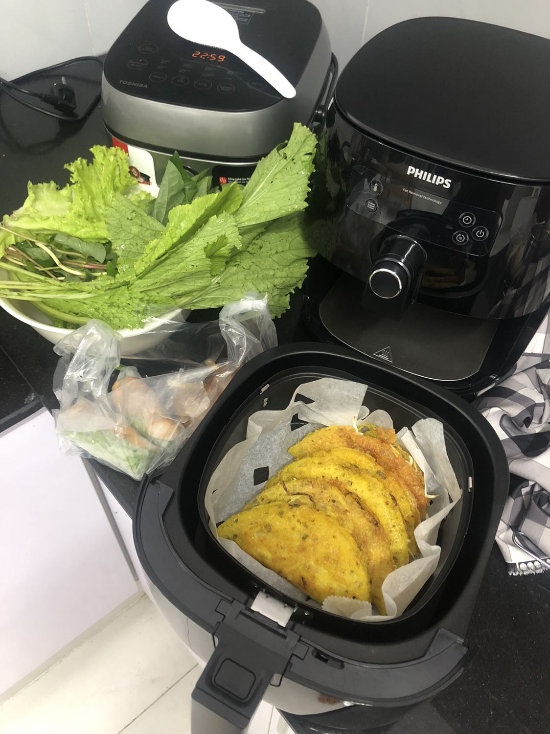 Đúng là sản phẩm nên có trong mỗi căn bếp, giải phóng sức lao động. Bạn có thể làm được rất nhiều món mà ko phải đứng canh nấu. Tiết kiệm thời gian. Quá tiện dụng luôn. Nồi này nguyên lý là nướng, mình dùng nướng khoai, làm thịt quay ... rất ngon ngọt, ko bị khô.
Phillips thì số 1 trong dòng nồi chiên rồi, độc quyền với công nghệ turbo cánh quạt nướng 2 chiều ko cần trở đồ ăn giống như các hãng nồi chiên khác. Thức ăn nấu bằng nồi này cũng ngon hơn.
Mình cũng dùng nồi này để làm nóng thức ăn cần nóng giòn.