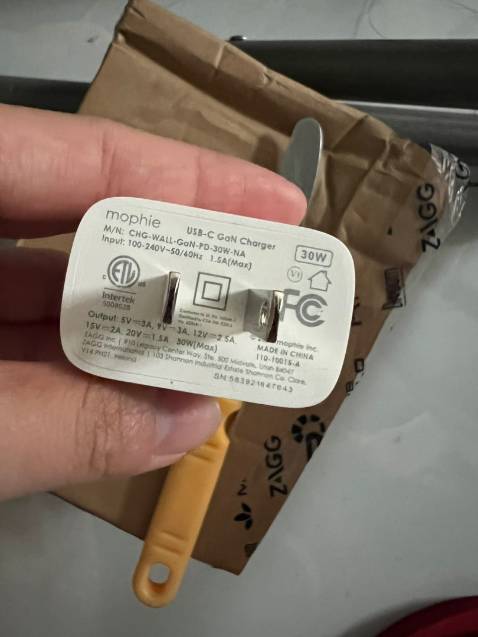 Giao nhanh hộp hơi móp , sạc nhanh cầm chắc tay trắng bóng mau trầy cần giữ cẩn thận