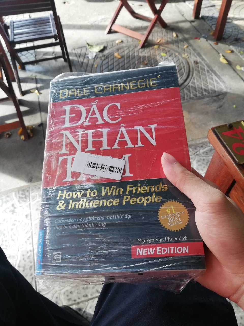 Trong ngày mình có nhận 2 cuốn sách từ Tiki .Khi sáng cuốn "Dám nghĩ lớn" chất lượng oke,người dao sách chủ động bóc ra để mình kiểm tra .
Chiều nay mình nhận đc cuốn "Đắc nhân tâm " ,chủ quan ko mở ra xem.Lúc về thì sách bị vô nước 1 đầu,ngoài ra còn rách cả giấy bọc ko hiểu sao người đóng hộp vẫn cho vào được.
Mình muốn đổi sách lại thì liên hệ ở đâu vậy Tiki