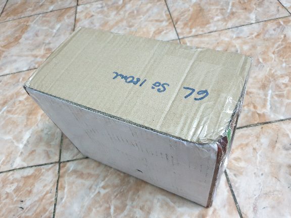 Phải công nhận shop đóng gói khá kỹ, mới nhìn sơ qua tưởng Vinamilk có thùng 6 lốc sữa luôn. Chỉ 1 lốc hơi móp tí xíu. Ngày sản xuất đầu tháng 7.