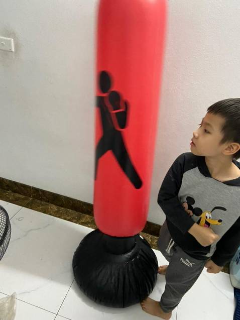 Ưng nhé 
Con rất thích
Khâu đổ nước cũng mệt.
Khâu bơm hơi mệt muốn vệ sinh luôn
Bù lại cậu thích là được. Đám người lớn đau quá cho đấm cái này hợp lý
Mà k biết bao giờ xẹp thôi 😅