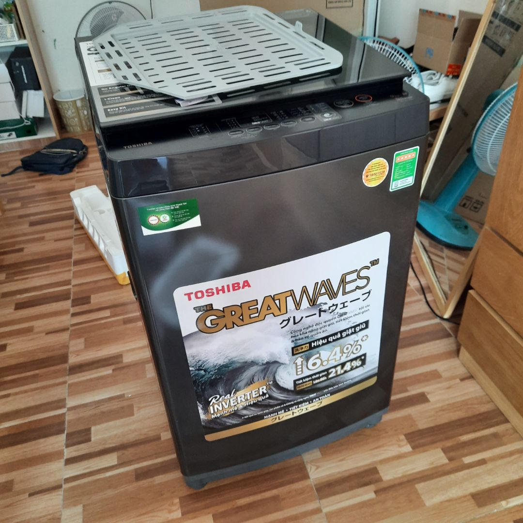 Tiki giao hàng rất nhanh, đặt 4h chiều hôm trước thì sang sau đã giao xong, hai anh nhân viên mang dùm máy lên tận lầu 2, rất nhiệt tình.
Về máy giặt có thiết kế màu đen đẹp và đơn giản, dễ phối với đồ đạc trong nhà. Mình rất thích ở chỗ là giặt gần như ko có tiếng ồn gì hết.