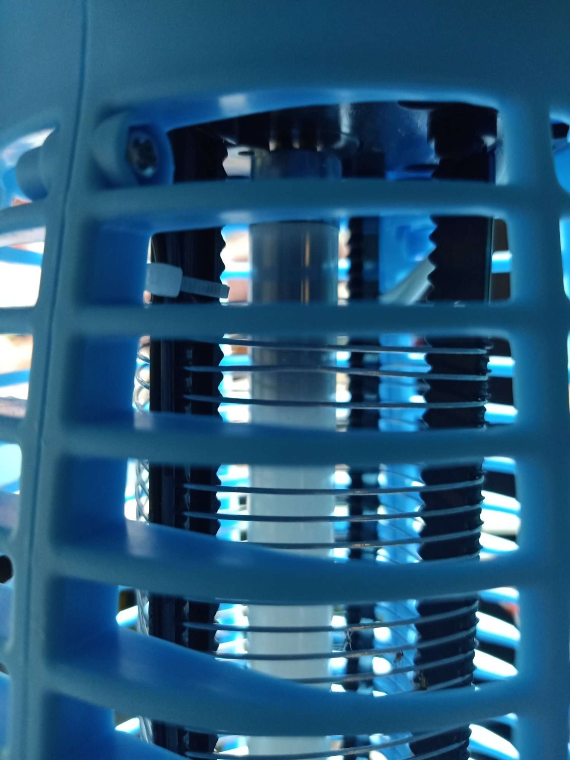 Chuyện kể rẳng từ khi mình mua chiếc đèn thì ốc vặn chưa vào, thay vì bắt muỗi thì mình để nó làm đèn ngủ bởi ánh sáng dụi của nó khá là dễ ngủ. Mình đã tự an ủi thôi thì chắc ngta đặt sai tên cho chiếc đèn nhưng rồi đên 1 ngày năm covid thứ nhất sau khoảng 30 lần sử dụng thì ôi thôi bóng đã xế chiều chiếc đèn đã ngỏm 1 màu đen xì. vĩnh biệt.