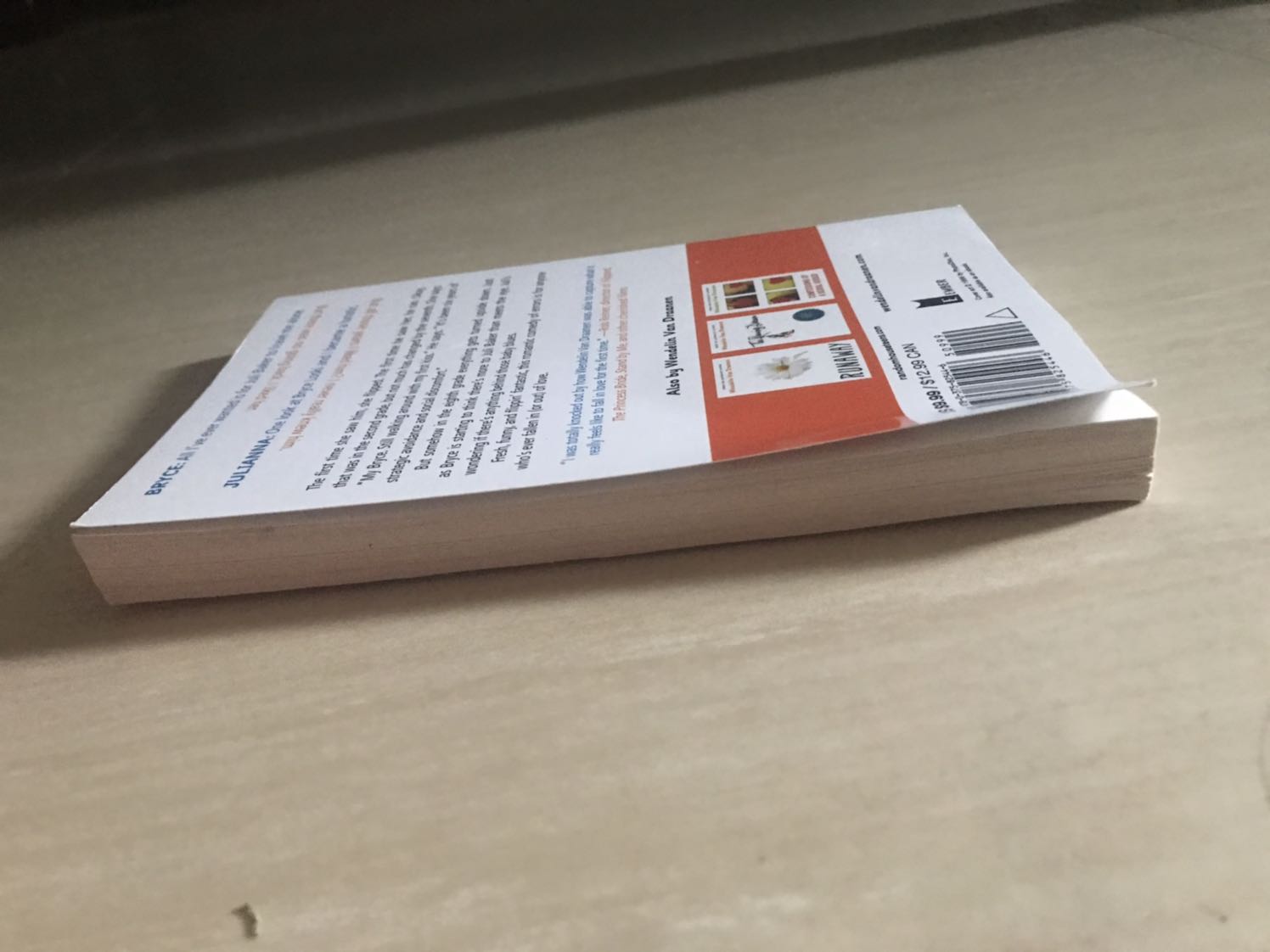 Sách hơi bụi lau được nhưng bìa trước có mấy chỗ bẩn ko lau được, tuy mờ nhưng vẫn hơi thất vọng. Và như thường lệ, thùng hàng móp méo nhiều mà đơn này mình đặt nhiều, Tiki lại ko gói từng quyển mà để thẳng vào thùng giấy chật kín sách như thế nên bị ảnh hưởng đến sách. Quyển này là bị ảnh hưởng nhiều nhất luôn, nhìn mà chán. Mấy lỗi nhỏ khác(đóng gáy ko đều nên có mấy tờ thòi ra so với phần còn lại; bìa trước ngắn) thì là do bên sản xuất mà gần như quyển nào cũng vậy nên đành chấp nhận thôi. Nội dung thì chất lượng khỏi bàn rồi, xem phim nghiện quá mà 3 năm rồi mới biết trên Tiki có bán nên phải tậu về luôn. Giấy hình như là giấy tái chế nên lại thêm điểm cộng, mà giấy tái chế nhưng chất lượng cực tốt, nhìn dịu mắt chứ ko tối như loại khác. Lại gặp anh shipper thân thiện hôm qua, hôm qua ko biết đường nên phải ra đầu ngõ lấy mà hôm nay anh ý gọi cứ tưởng lại phải ra thì vừa xuống nhà đã thấy ảnh đứng đấy rồi. Ship cũng rõ nhanh nữa, chuyển từ kho HCM ra Hà Nội mà nhanh hơn dự kiến tận 3 ngày. Nếu là sách khác thì sẽ xí xoá mấy cái kia cho 5 sao nhưng nhưng vì quyển này mình yêu quá nên cho 4 sao thôi.