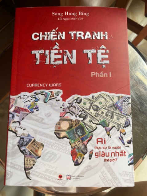Sách khá dày, chất lượng oke, ai mà học kinh tế tài chính chắc cũng sẽ được khuyên đọc cuốn này, mình thấy đúng á. Không những cuốn này mà mn nên đọc thêm nhìu sách nữa nếu mn còn đi học. Còn về dịch vụ giao hàng thì hôm khui cái thùng hàng của mình bị rạch 1 lỗ bằng đồng xu á như kiểu mún coi bên trong có gì, may mà 2 cuốn mình mua có bọc kính nên cũng kh sao và kh mất cuốn nào. Còn ngoại hình sách thì em nó chỉ bị kiểu bong miếng kính bóng bảo vệ bìa 1 chút (như hình 2 ý) nma mình thấy ổn tại sách này mình mua học chứ hong p trưng bày. Recomend mn nên mua đọc thử nha Sách khá dày, chất lượng oke, ai mà học kinh tế tài chính chắc cũng sẽ được khuyên đọc cuốn này, mình thấy đúng á. Không những cuốn này mà mn nên đọc thêm nhìu sách nữa nếu mn còn đi học. Còn về dịch vụ giao hàng thì hôm khui cái thùng hàng của mình bị rạch 1 lỗ bằng đồng xu á như kiểu mún coi bên trong có gì, may mà 2 cuốn mình mua có bọc kính nên cũng kh sao và kh mất cuốn nào. Còn ngoại hình sách thì em nó chỉ bị kiểu bong miếng kính bóng bảo vệ bìa 1 chút (như hình 2 ý) nma mình thấy ổn tại sách này mình mua học chứ hong p trưng bày. Recomend mn nên mua đọc thử nha