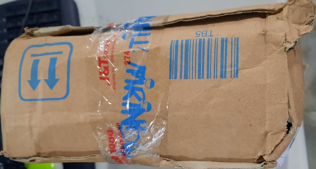 Bản đặc biệt kỷ niệm 100 năm ngày xuất bản nên giấy in chất lượng, lại còn được tặng kèm 8 postcard, 1 bản đồ HANOI 1873, nội dung sách thì không có gì phải bàn cải, chỉ hơi thất vọng vì dạo này tiki đóng gói hộp rất ẩu, và nhăn viên giao hàng không còn hộp nào còn nguyên vẹn, mua sách bản bìa cứng mà góc sách còn gãy chứ bản bìa mềm chắc sách nát bươm rồi, đề nghị tiki và đối tác vận chuyển cẩn thận và giữ gìn hơn. 
Mong là đơn hành sau sẽ không còn tình trạng như thế này nữa. Bản đặc biệt kỷ niệm 100 năm ngày xuất bản nên giấy in chất lượng, lại còn được tặng kèm 8 postcard, 1 bản đồ HANOI 1873, nội dung sách thì không có gì phải bàn cải, chỉ hơi thất vọng vì dạo này tiki đóng gói hộp rất ẩu, và nhăn viên giao hàng không còn hộp nào còn nguyên vẹn, mua sách bản bìa cứng mà góc sách còn gãy chứ bản bìa mềm chắc sách nát bươm rồi, đề nghị tiki và đối tác vận chuyển cẩn thận và giữ gìn hơn. 
Mong là đơn hành sau sẽ không còn tình trạng như thế này nữa.