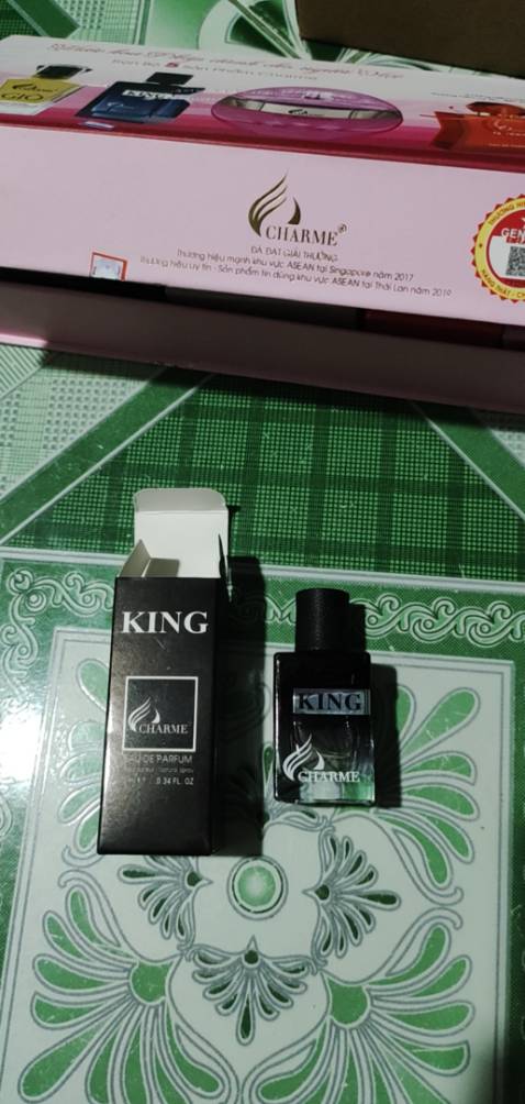 Sản phẩm tốt, mùi thơm, chai là dạng mở nắp chấm chấm chứ không phải có vòi xịt. Đơn mình không có tặng kèm vòng tay