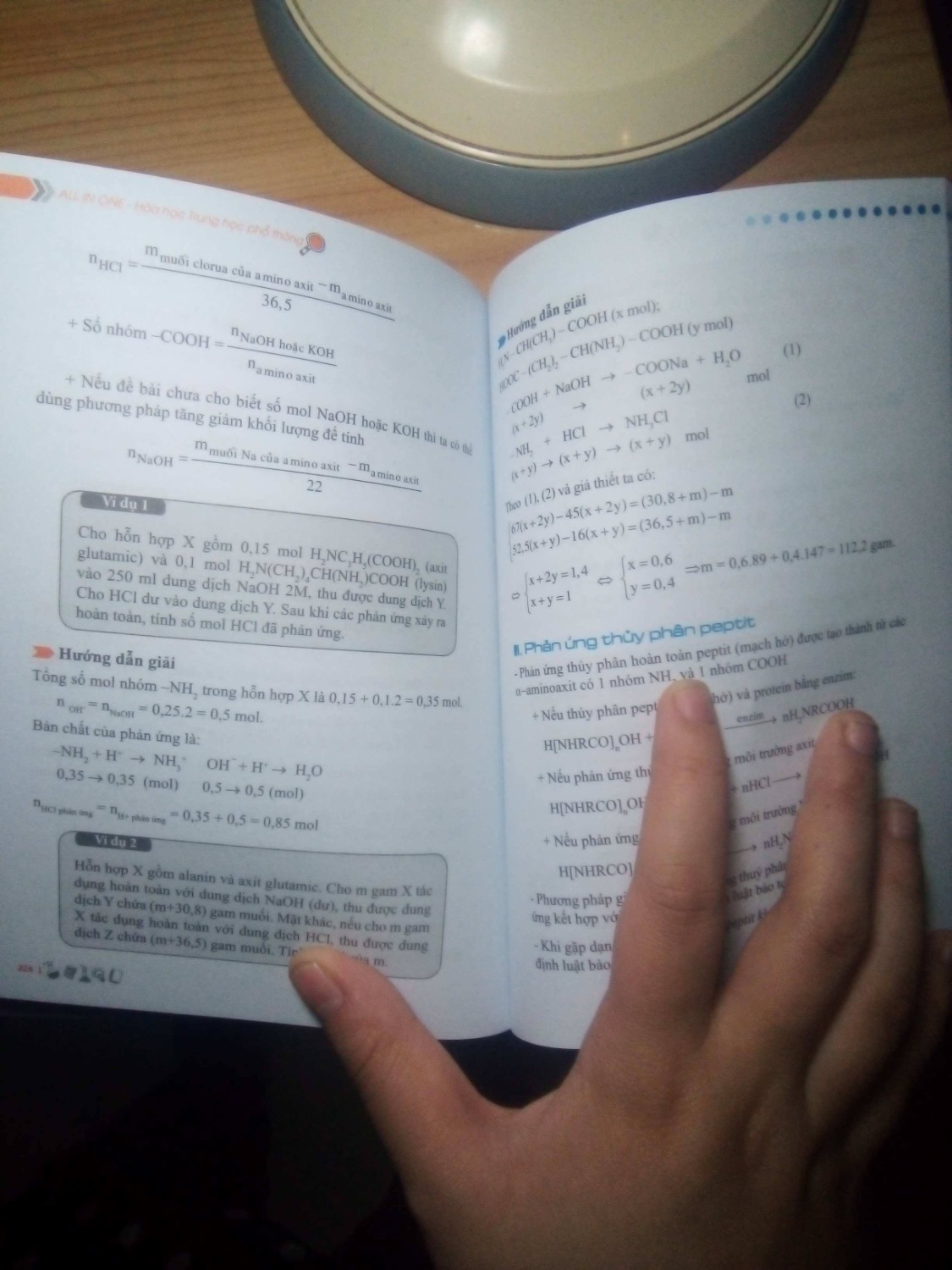 Mk ms lớp 10 nên ko biết review mấy lớp khác thế nào, nhưng mà mn mua nên chú ý là sách ko phân loại lớp theo màu (như hình dưới)