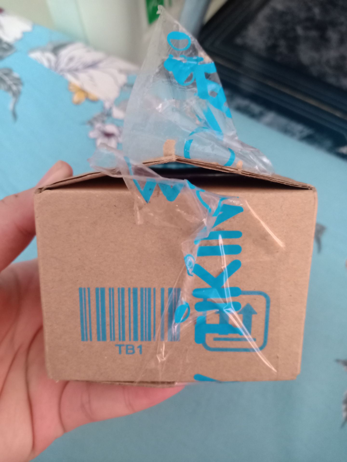 thường rất tin tưởng tiki nhưng hôm nay mình nhận hàng thì thấy như vầy, gói hàng khá ẩu băng keo dính rời rạc.còn sp thì mình thấy nhiều bạn bảo là không giống như mua ở ngoài, mình nhận thì giống như hàng ở các tttm bán có hdsd bên trong hộp chứ k phải giấy hdsd như mấy bạn kia