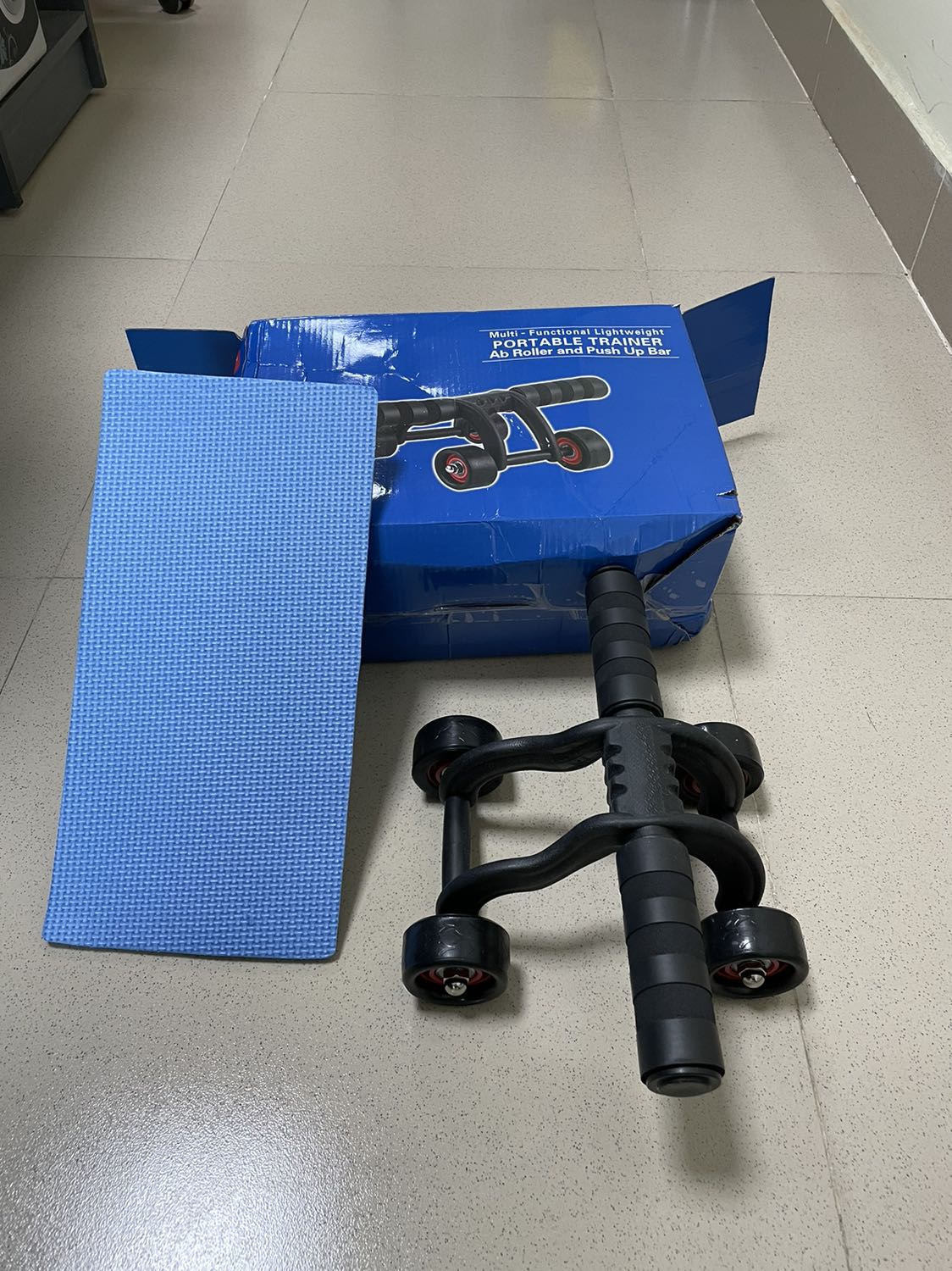 Đã nhận được hàng, kiểm tra sơ bộ thì chất lượng khá tốt, chất liệu nhựa cứng chắc chắn, bánh xe khoẻ, có tay nắm là ống nhựa lồng vào lõi sắt bên trong, dùng lâu dài sẽ lỏng ra nên cần gia cố lại.