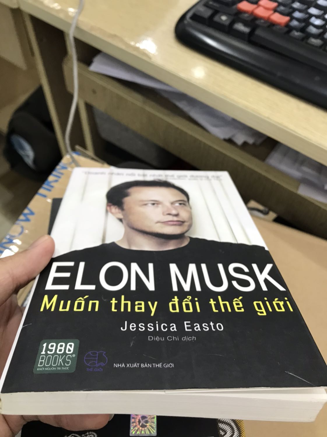 Mình mua 3 cuốn, trừ 1 cuốn được bọc sẵn thì 2 cuốn còn lại bị xước, trầy rất nhiều. Khá thất vọng khi mình mua sách mới mà lại nhận sách trầy trụa nhiều như thế này. Mình không yêu cầu Tiki đổi sản phẩm khác. Chỉ mong Tiki kiểm tra kỹ trước khi giao tới tay khách hàng. Hy vọng những trải nghiệm như thế này sẽ không tái diễn những lần sau.