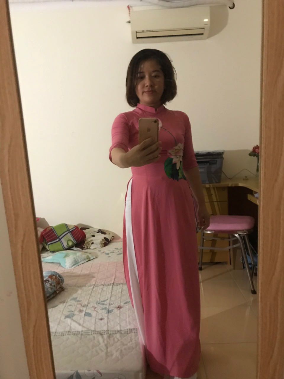 Áo vải ok, dễ mặc. Cổ áo hơi rộng. Mình sẽ ưu tiên chọn áo cổ tròn