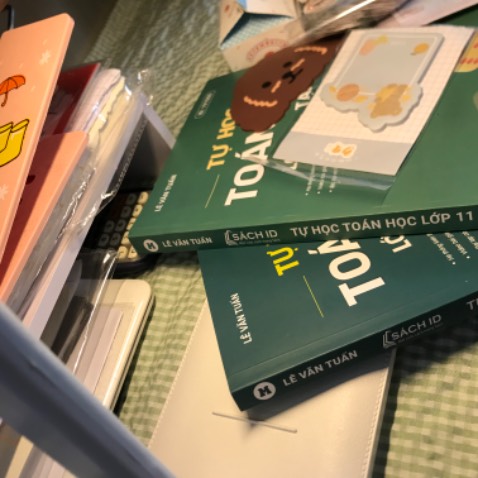 Sách xinh và rẻ lắm ạ, kiểu đa phần moon toàn sách ID nên là nhiều bài tập và bìa sách toàn màu xanh dương xanh lá em thích lắm ạ. Sách xinh và rẻ lắm ạ, kiểu đa phần moon toàn sách ID nên là nhiều bài tập và bìa sách toàn màu xanh dương xanh lá em thích lắm ạ.