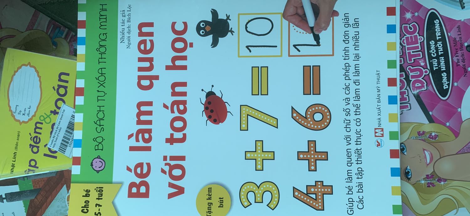 Sách có nội dung đơn giản màu sắc bắt mắt