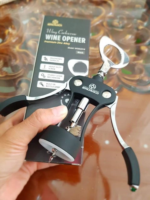 Dụng cụ khui rượu đẹp, chất liệu cứng cáp, sử dụng dễ dàng, giá tiền phù hợp
