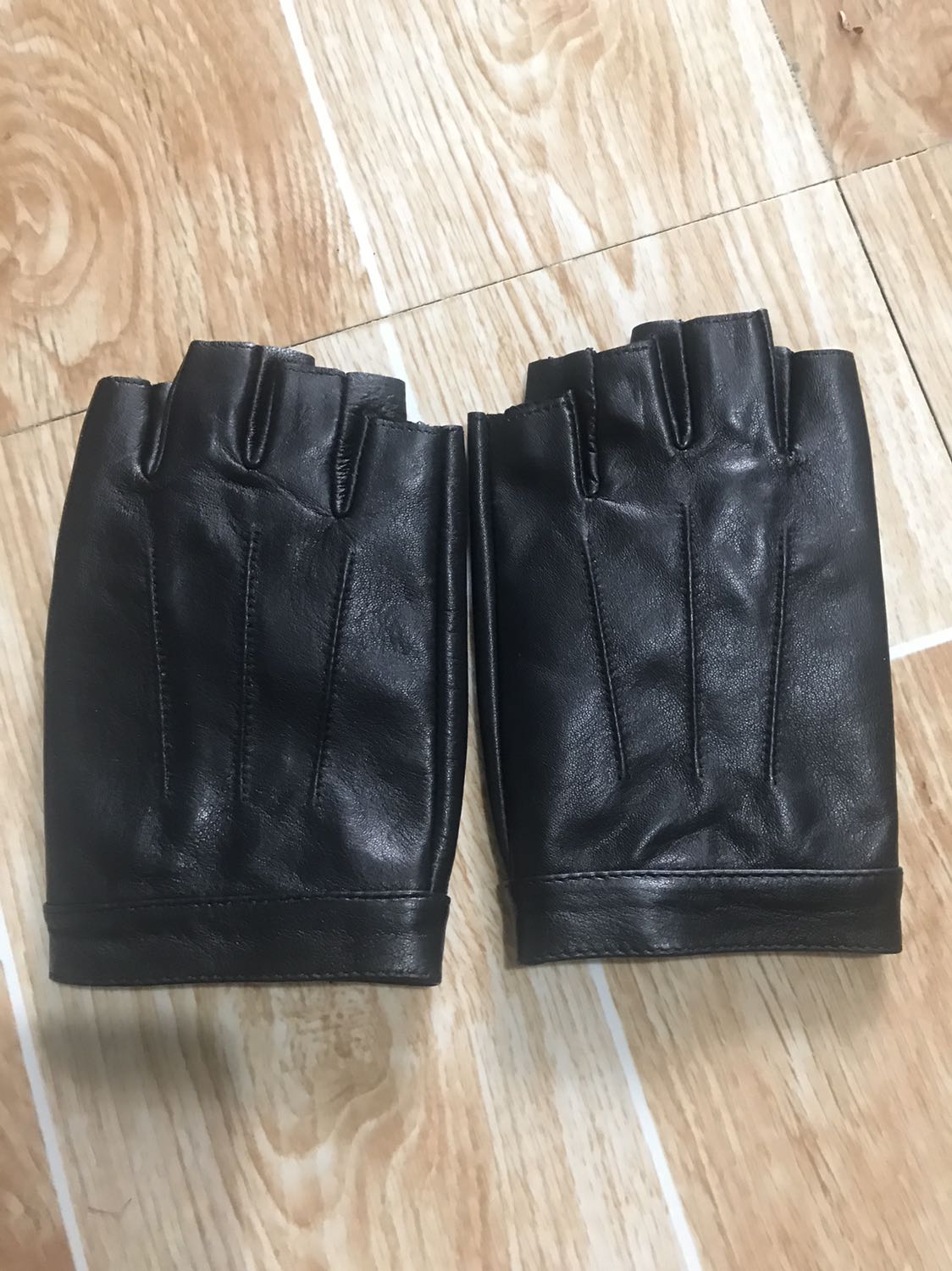 Hàng đúng đẹp không chê vào đâu được, đường may rất đẹp kèm theo da rất mềm mại..!
Đặt biệt đóng gói rất kĩ nhìn là ko thể chê 1 lời đươc. Hàng đúng đẹp không chê vào đâu được, đường may rất đẹp kèm theo da rất mềm mại..!
Đặt biệt đóng gói rất kĩ nhìn là ko thể chê 1 lời đươc.