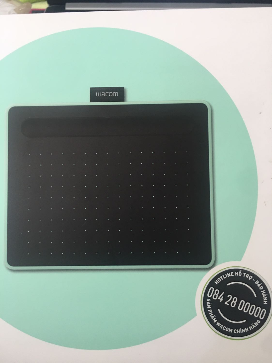 Tiki giao hàng nhanh, mình nhận ngay trong ngày.
Sản phẩm đóng gói cẩn thận.
Đây là lần đầu mình dùng bảng vẽ điện tử, nhưng đã được anh hỗ trợ (đường dây ***) hướng dẫn nhiệt tình, giúp mình đăng nhập để tải các phần mềm quà tặng từ wacom.