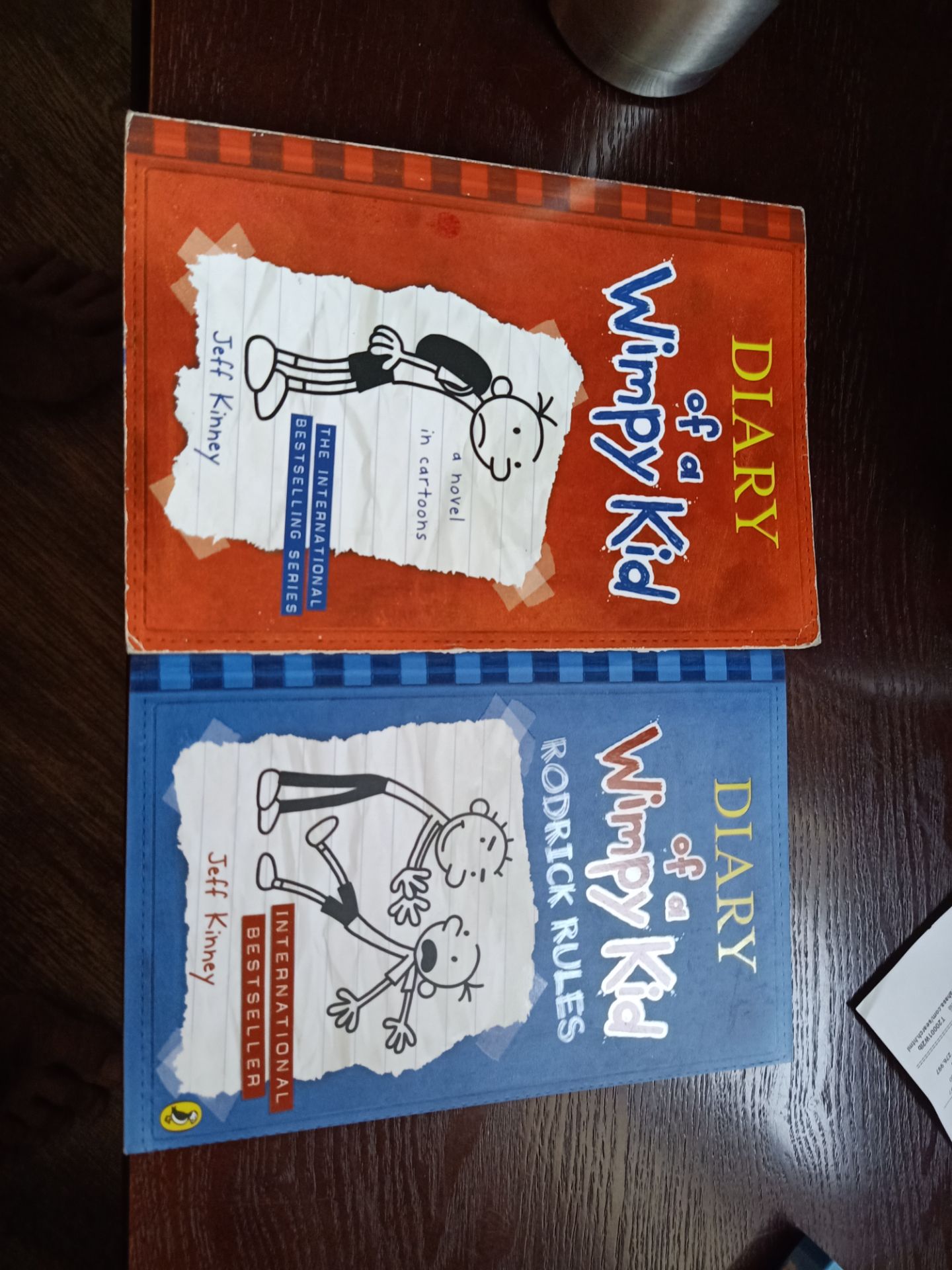 em có 3 cuốn in tại mỹ(màu đỏ tím và đen,hoàn toàn sách used,in năm 2009) nhưng cầm thấy chất lượng cầm chắc hơn hoàn toàn sách của fahasa.sách fahasa cầm bị mềm quá.không hiểu do paper back nên bị vậy hay sao?4 cuốn xanh nước biển,vàng,lá cây đều không thấy ghi nơi in ấn tại mỹ ở bìa ngoài sách như mấy cuốn đỏ,đen,tím.hy vọng fahasa hay ai giải thích cho em