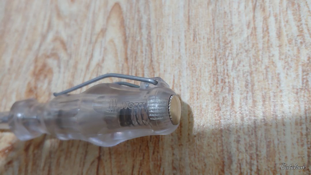 Hàng của Wera thường thấy trao chuốt về ngoại hình, mạnh cả nội lực.. nhưng sao lại lòi ra cây bút thử điện này, nhìn vẻ ngoại tụt hết cảm xúc