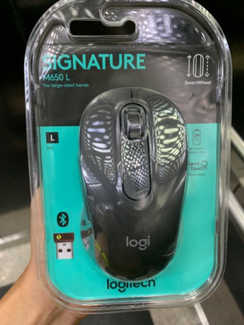 Chuột dành cho người cao 1m7 trở lên. Cầm vừa tay, cảm giác nhựa rất tốt, ngoại hình thực tế đẹp hơn hình trên trang chủ. Có Bluetooth tiện lợi, tải Logi Options+ để kích hoạt tính năng cuộn mượt smartwheel.