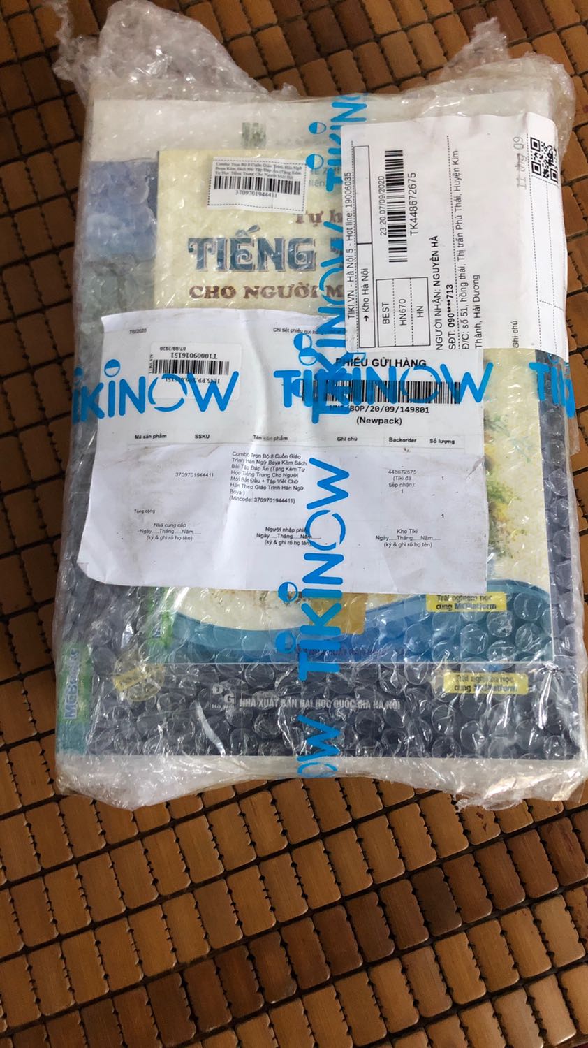 Bọc chống xóc như vậy có 1 quyển bị gấp nhăn mép trên cùng. Mình có ý lần sau nên đóng thùng sẽ an toàn hơn. Còn lại đủ sách, sách mới. Mọi ngừoi nên mua nhé