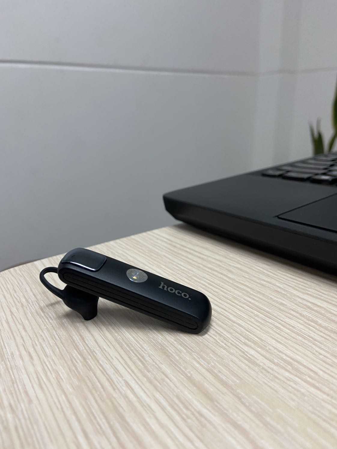 Mình xài gần 1 tuần thấy ổn, âm thanh tốt, pin lâu, *** khoảng cách đc 15m ko chướng ngại vật, chưa thử khoảng cách xa hơn nên chưa bít có đc ko. Có điều tem bị khui sẵn :(