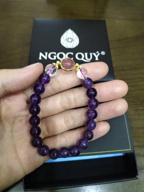 Vòng thiết kế đẹp phù hợp giá tiền, có phiếu bảo hành, đóng gói chắc chắn hộp nhỏ đẹp, mang đi tặng là okela