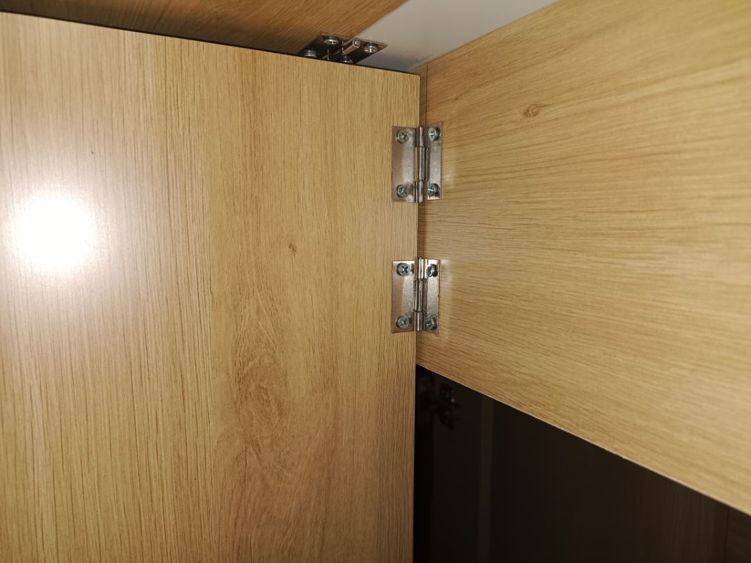 Bánh xe loại rẻ tiền. Bản lề nhỏ. Có lẽ tiền nào của nấy