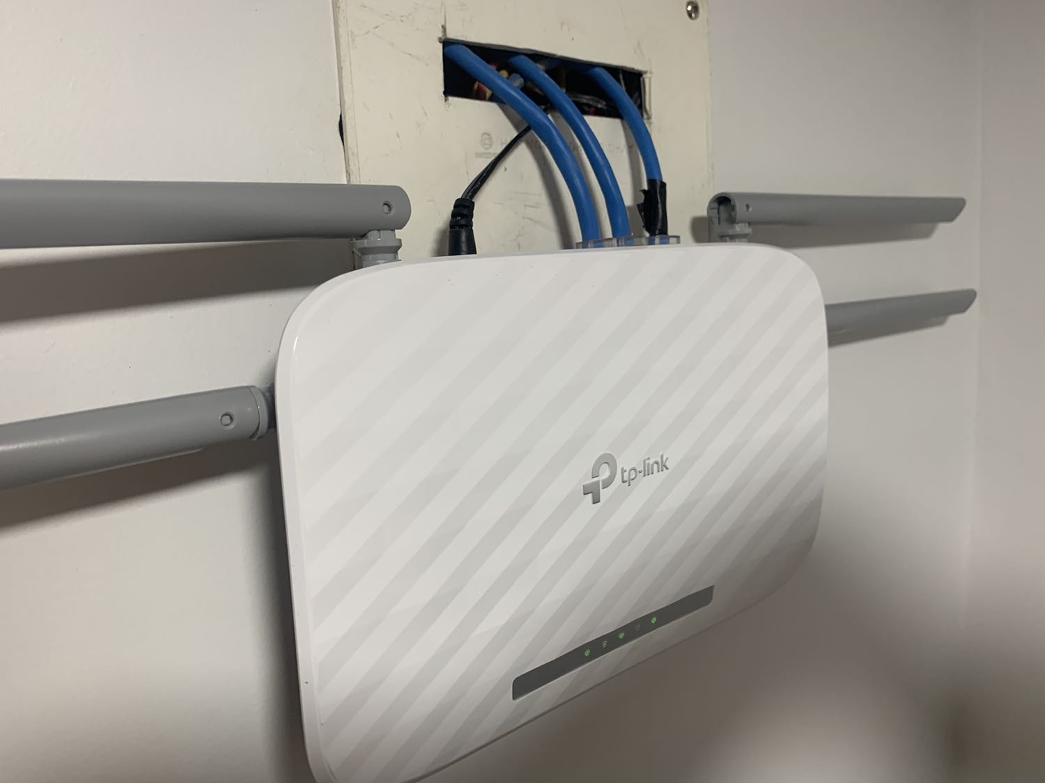 Sản phẩm fullbox như mô tả. Tốc độ wifi 5GHz ổn định, tuy xuyên 1 lớp tường cách router 5m nhưng tốc độ 5GHz vẫn như đứng sát bên, 10 thiết bị dùng 1 lúc tốc độ vẫn không bị chậm. Dễ set up và app của TP-Link trực quan. Sau 3 ngày sử dụng thì mọi thứ đều rất vừa ý. Sản phẩm fullbox như mô tả. Tốc độ wifi 5GHz ổn định, tuy xuyên 1 lớp tường cách router 5m nhưng tốc độ 5GHz vẫn như đứng sát bên, 10 thiết bị dùng 1 lúc tốc độ vẫn không bị chậm. Dễ set up và app của TP-Link trực quan. Sau 3 ngày sử dụng thì mọi thứ đều rất vừa ý.