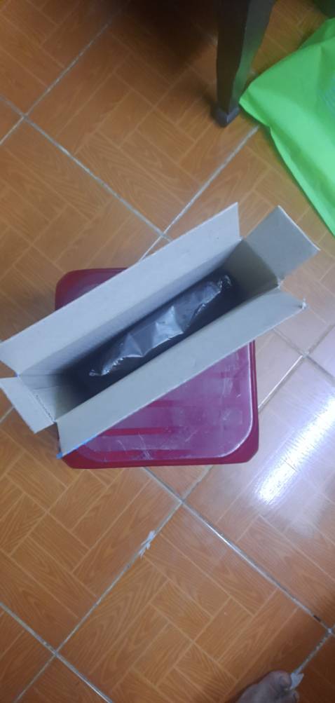 1/.Hàng giao chậm hơn 2 ngày không nói. Gặp nhân viên CSKH của Tiki :
2/.Đã dặn nhân viên CSKH của Tiki nên nhắc bộ phận giao hàng đóng gói kỹ vì nghe nhiều khách hàng feedback rằng Tiki đóng hàng rất cẩu thả - cũng nghỉ khi có phản hồi không tốt vậy Tiki sẽ làm việc nội bộ chấn chỉnh lại, ai dè. HDD là bộ phận rất nhạy cảm với chấn động và sốc vậy mà khi nhận hàng ngoài vỏ hộp giấy mỏng ra không hề có một giấy đệm hay bao bóng để chống sốc, hộp cầm trên tay còn nghe ổ cứng bên trong lắc nghe cụp cụp. Không biết Tiki nghĩ như thế nào mà phục vụ khách hàng như vậy. Hay mục đích là bán được hàng là xong ?  Thất vọng với Tiki quá.
3/.Các bạn nếu mua hàng điện tử cần kỷ lưỡng, chống sốc thì nhớ không nên chọn Tiki Trading nhé.