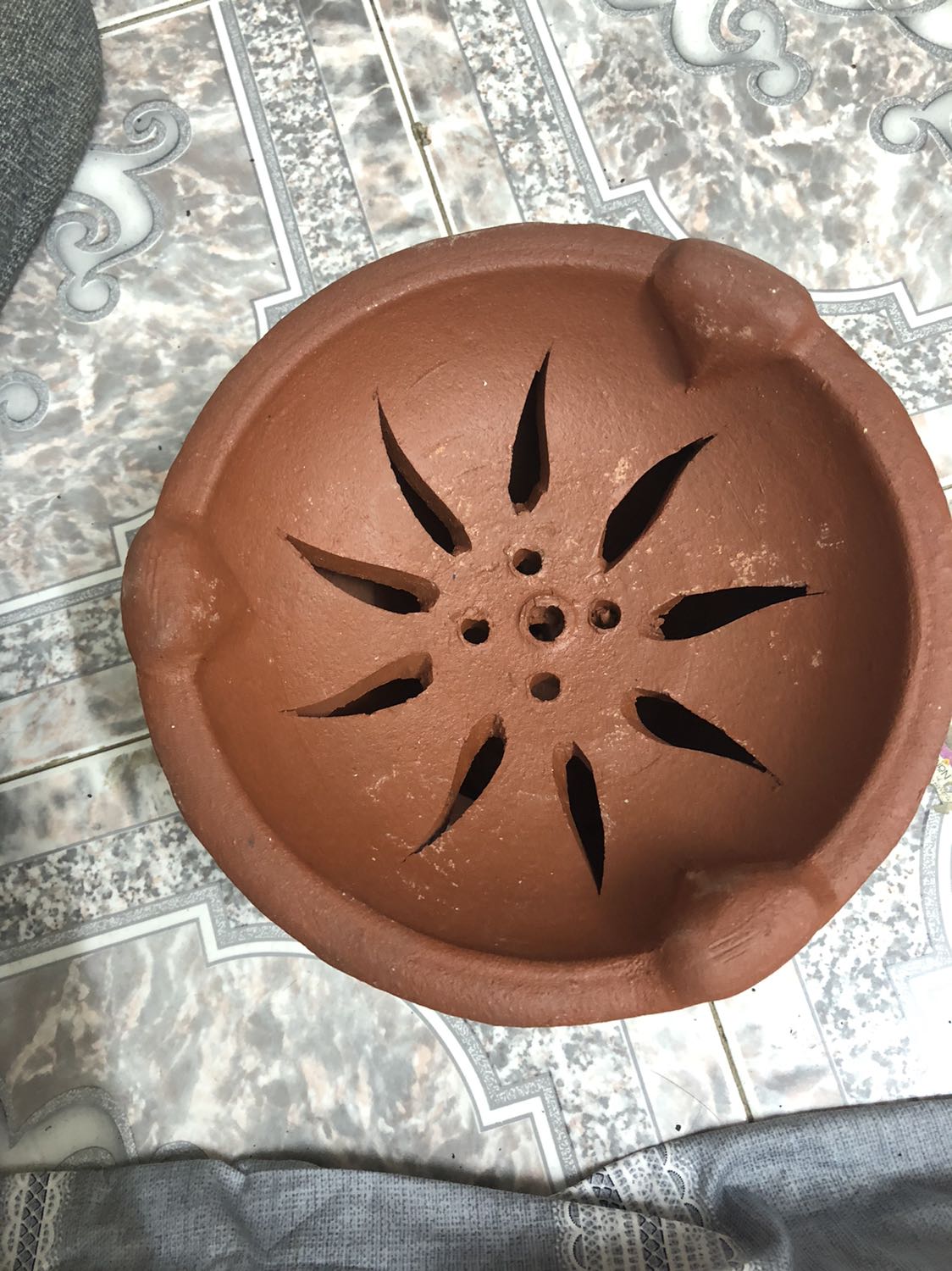 Dày dặn, chắc chắn, hình thức cơ bản đẹp chỉ có ở bên trong hơi nhiều đất thừa bít cả lỗ. Phần mặt phía trên nếu làm mỏng hơn được thì tốt, dày quá cản bớt lửa.