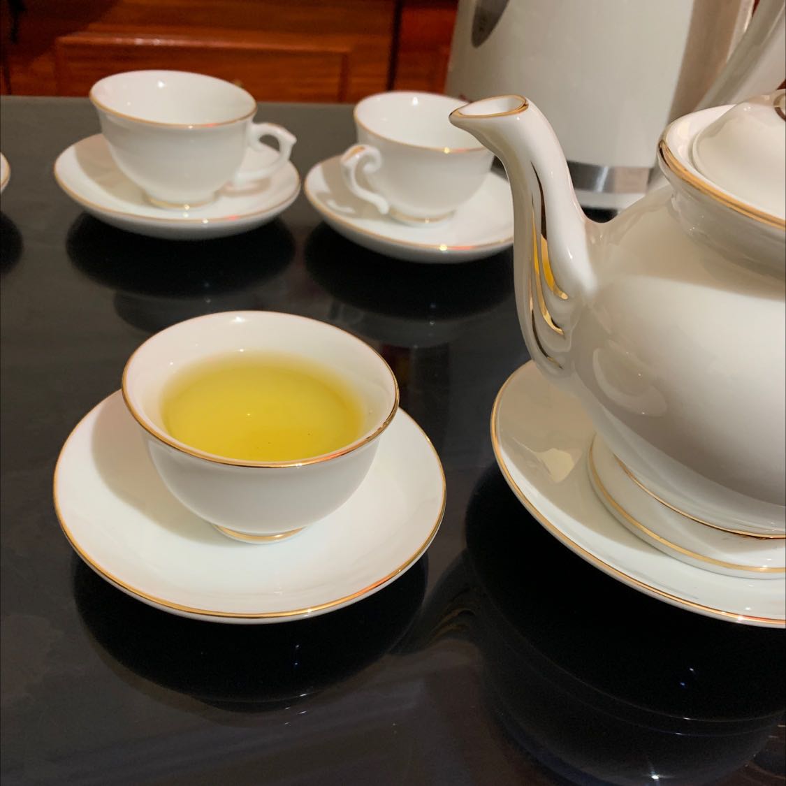 Bộ ấm chén quá đep. Men trắng mịn và thiết kế vừa vặn mãu uống trà . Shop lại gói rất cẩn thận chu đáo nên vận chuyển về nhà nguyên bộ. Định k viết đánh giá mà phải viết để người khác còn biết mà mua . Cảm ơn shop nha trời lạnh nằm uống trà đọc sách cho shop 5 sao và cả trái ❤️