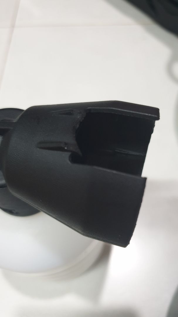 Vừa nhận được máy, *** thử ok,nhưng shop gởi hàng ko có tâm vậy ?gởi cho khách cái bình xịt dung dịch bị gãy chốt cài.vì sao khẳng định shop cố tình gởi như vậy ?vì trong thùng hàng ko có phần gãy này luôn.Yêu cầu đổi lại bình xịt hoặc trả lại kiện hàng nếu không giải quyết !