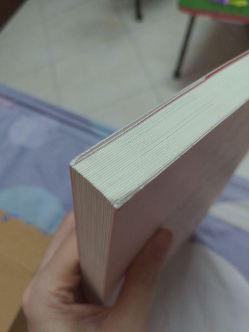 Nhận hàng sớm tuy nhiên vỏ sách bên ngoài cũ và dính vẩy đen rất nhiều, góc sách bị cong và vàng ố. 
Không thể tìm thấy công cụ để yêu cầu đổi/hủy trên app