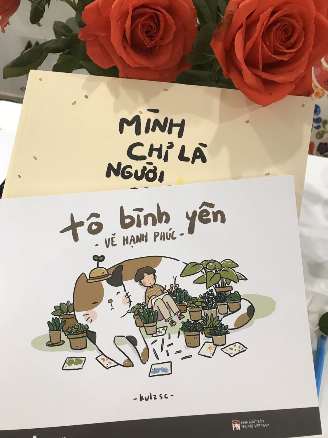 Lúc mua không để ý size, cứ tưởng nhỏ xinh như sổ tay ai dè lớn phết á 🤣 hình vẽ thì cưng lắm, giấy trắng mịn. Giao hàng quá ư là nhanh lun.