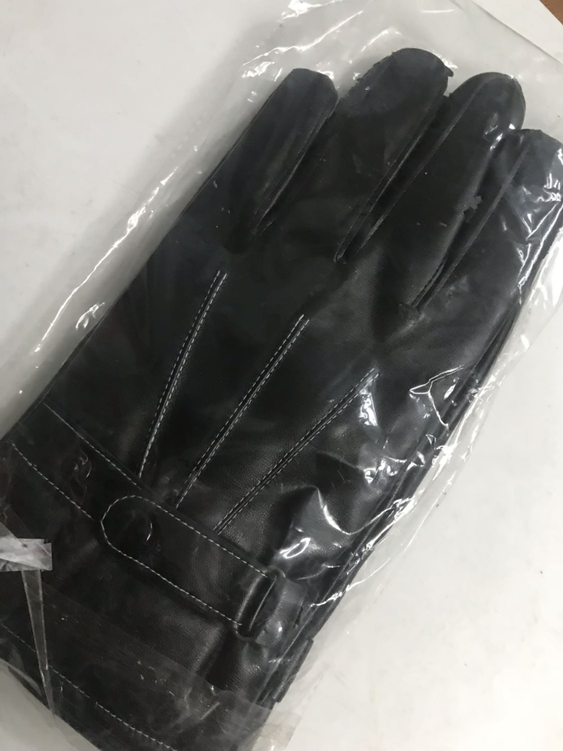 Sản phẩm đẹp như shop mô tả. Chất lượng rất tốt, mẫu mã rất tuyệt vời, đóng gói chắc chắn, có hộp đựng rất tuyệt vời, giao hàng nhanh, nhân viên giao hàng nhiệt tình, rất tuyệt, chất lượng da rất tuyệt, mầm mại dùng rât ưng, cảm ưng rất tốt, như tay thường, rất tiện cho việc dùng đi xe máy hoặc đi ngoài đường cần dùng diện thoại. Tiện lợi đáng tiền nên mua.